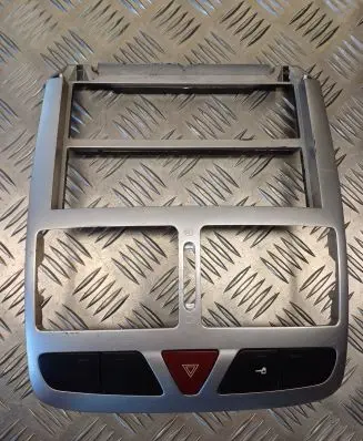 Radio/GPS head unit trim