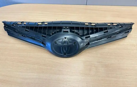 Toyota Avensis T270 Front bumper upper radiator grill 5311405120