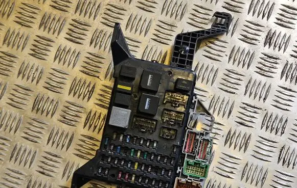 Ford Mondeo Mk III Fuse module 1S7T14A073AG 2231268
