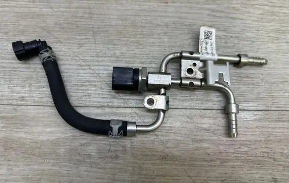 Porsche Macan (95B) Fuel distributor 94611023503