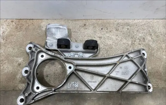Maserati Ghibli Gearbox mounting bracket 670003632