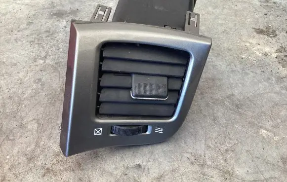 Toyota Avensis Verso Dash center air vent grill 5565044050 5568644030