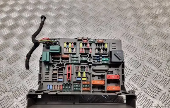 BMW 1 E81 E87 Fuse module B010110600 25817531 BJ3A540601