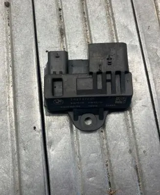 BMW 5 F10 F11 Glow plug pre-heat relay 7823290 0522140104