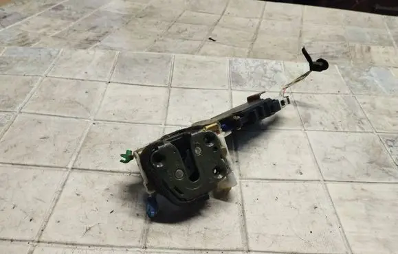 Subaru Forester SF Front door lock