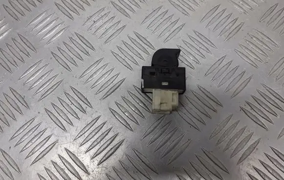 Nissan Primera Quarter vent window switch 0913N