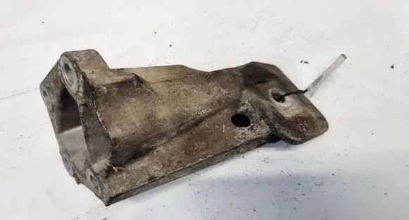 Land Rover Discovery 3 - LR3 Engine mounting bracket 4H226061AA