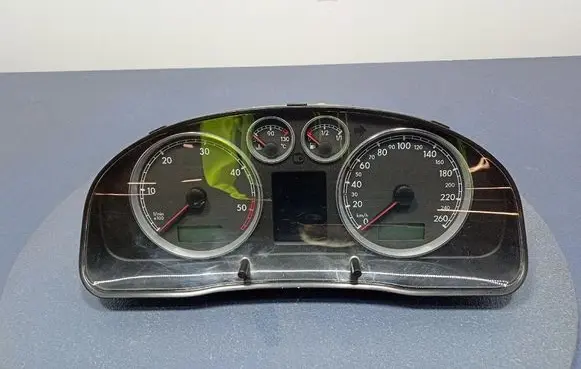 Volkswagen PASSAT B5.5 Speedometer (instrument cluster) 3B0920849A