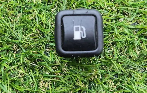 Volkswagen Golf IV Fuel tank opening switch 3B0959833A