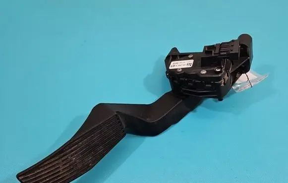 Accelerator throttle pedal
