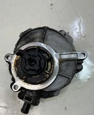 Volkswagen Touareg II Vacuum pump