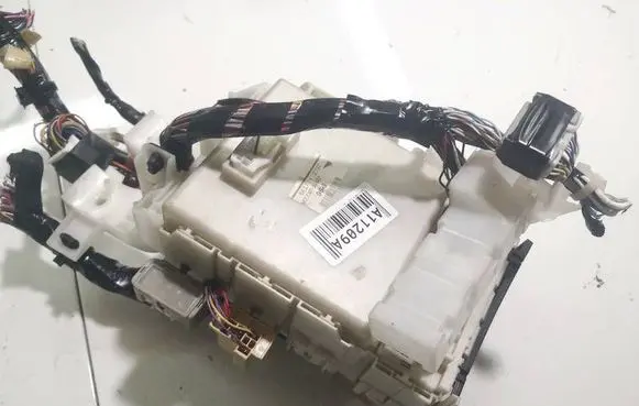 Toyota Yaris Fuse box set 8273052302