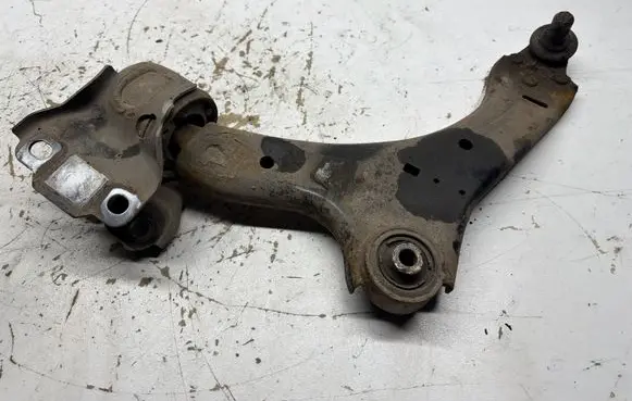Volvo XC70 Front lower control arm/wishbone 