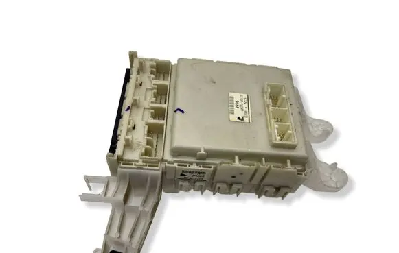 Toyota Auris 150 Fuse module 8273012200