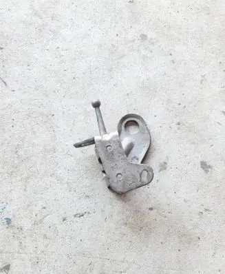 Engine mounting bracket