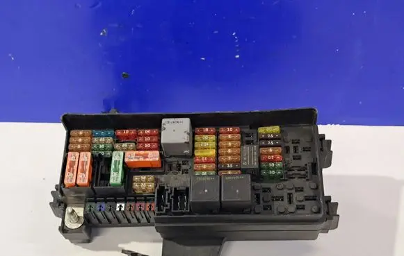 Mercedes-Benz R W251 Fuse module A1646400272 15454741