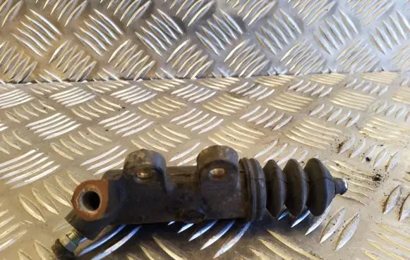 Toyota RAV 4 (XA30) Clutch slave cylinder 