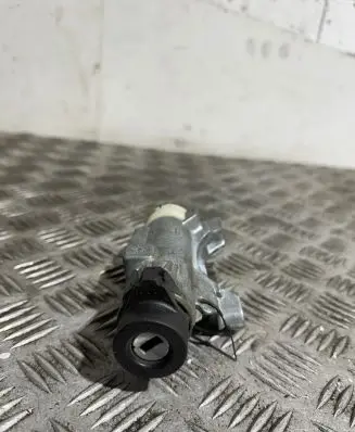 Volkswagen PASSAT B5 Ignition lock 4D0905851E