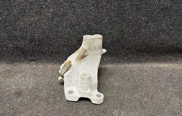 Engine mounting bracket