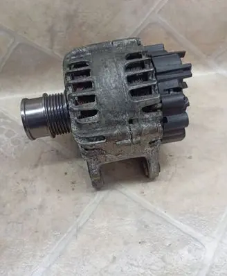 Volkswagen Golf VII Generator/alternator 04E903021N