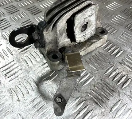 Volvo XC90 Engine mount bracket