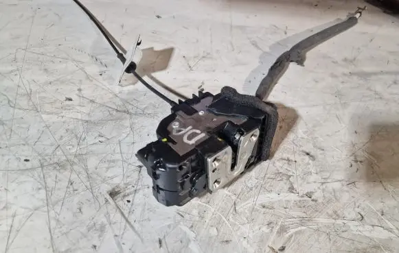 Nissan Qashqai Front door lock