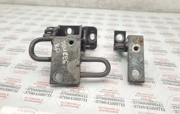 Volkswagen Touareg I Front door hinge set 7L0831411A