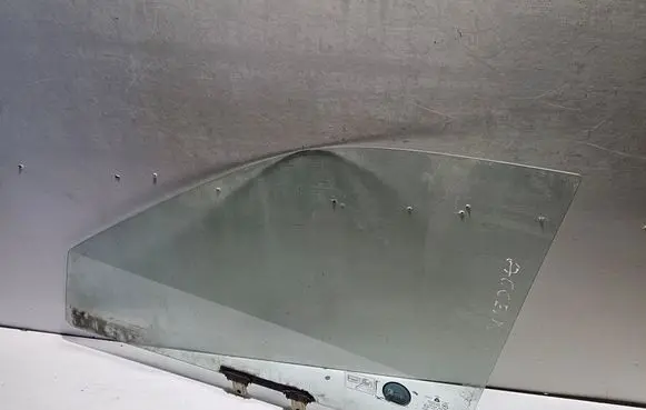 Hyundai Accent Front door window glass four-door 43R001234