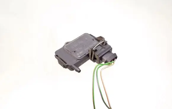 Volkswagen PASSAT B4 Air pressure sensor 0261230008 3A0906051