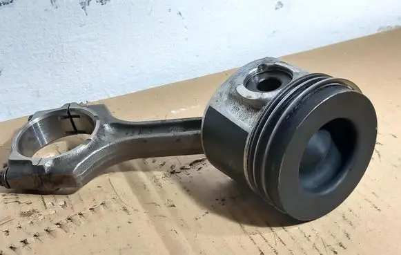 Honda CR-V Piston with connecting rod