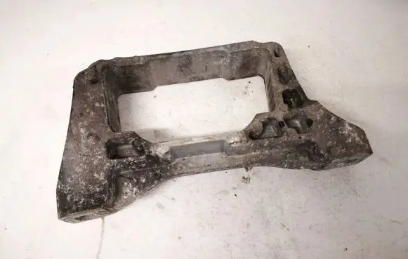 Volvo V50 Engine mounting bracket