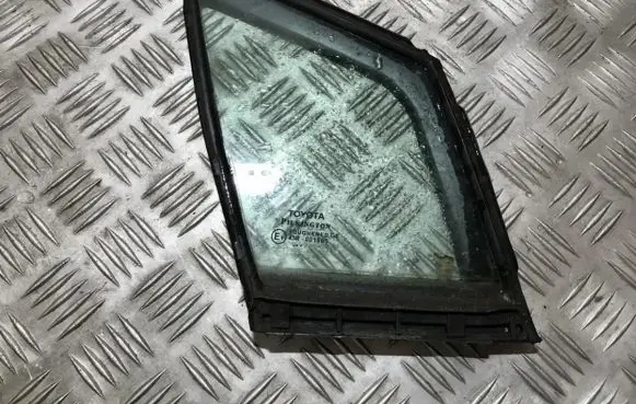 Toyota Avensis T270 Front door vent window glass four-door 