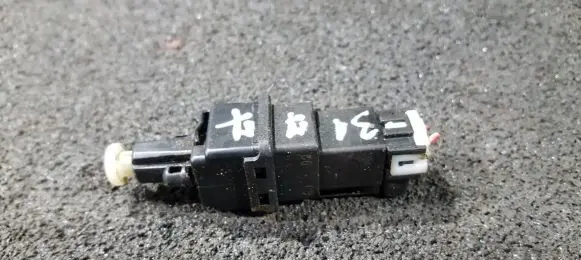 Nissan Primera Brake pedal sensor switch nenustayta