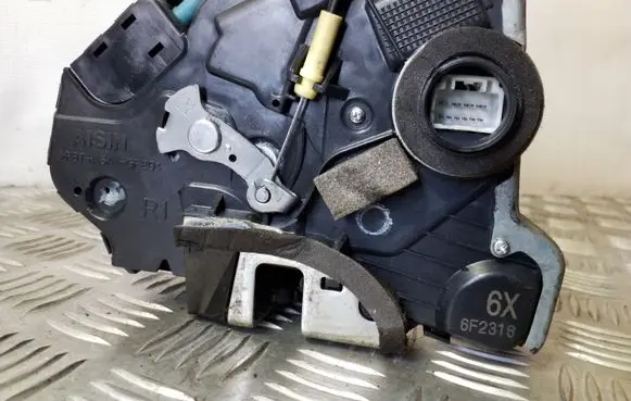 Suzuki Grand Vitara II Front door lock