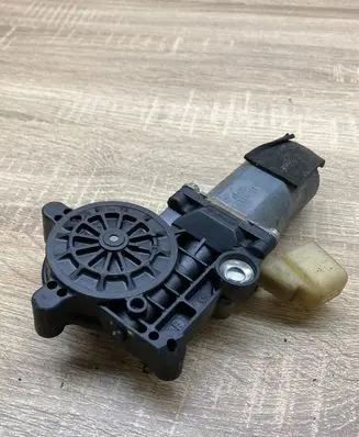 Volvo S60 Front door window regulator motor 101354XXX