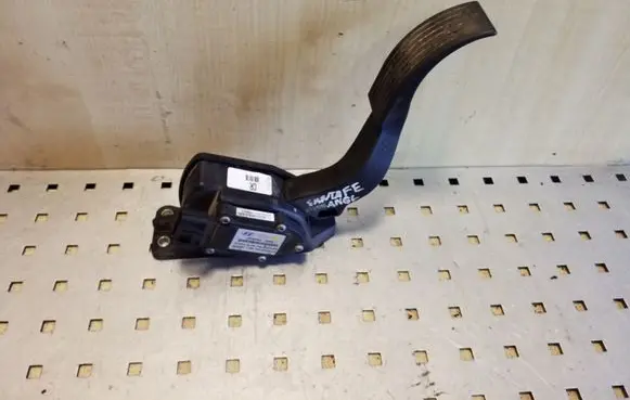 Hyundai Santa Fe Accelerator throttle pedal 327262B900
