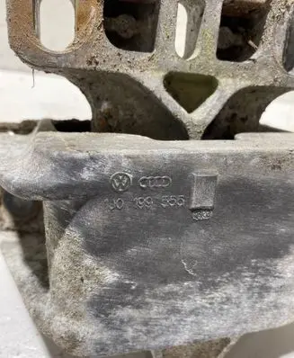 Engine mount bracket