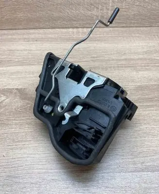 BMW 3 E90 E91 Front door lock 7202144 A053702 FRONTRIGHTSIDE