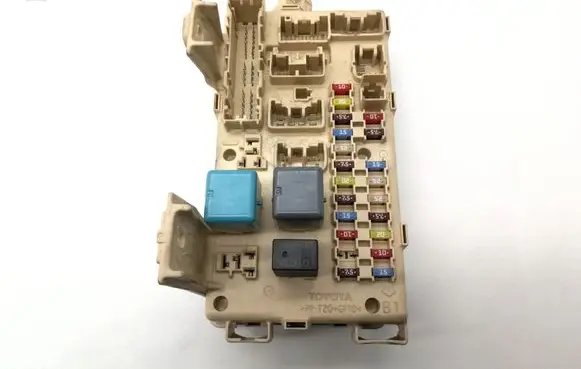 Toyota Avensis T250 Central body control module 8264105020A
