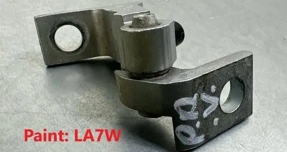 Volkswagen PASSAT B8 Front door upper hinge 8X4833408A