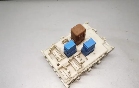 Nissan Almera Tino Fuse module 24350BU210