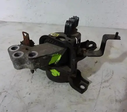 Engine mount vacuum valve