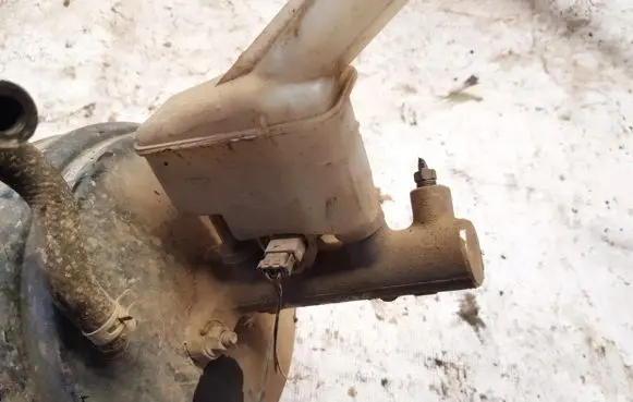 Nissan X-Trail T30 Master brake cylinder