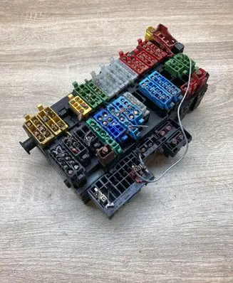 Volkswagen PASSAT B4 Fuse module 357937039
