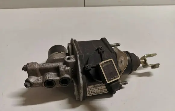 Mercedes-Benz E W211 Master brake cylinder A0004300312