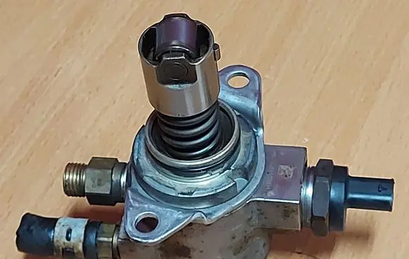 Skoda Octavia Mk2 (1Z) Fuel injection high pressure pump