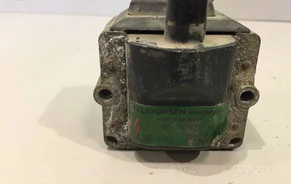 Volkswagen Golf III High voltage ignition coil 867905104A