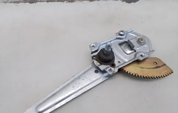 Rear door manual window regulator