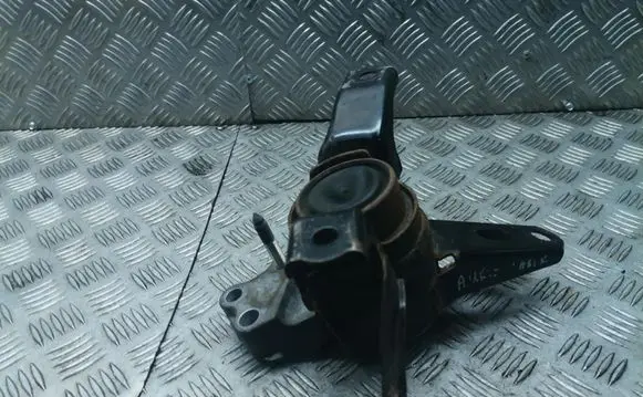 Toyota Auris 150 Engine mount bracket