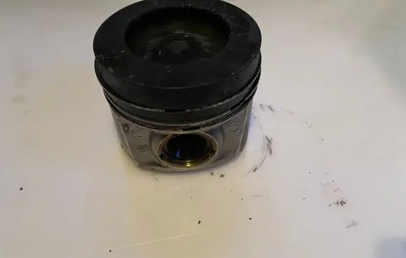 Volkswagen PASSAT B7 Piston 81L150